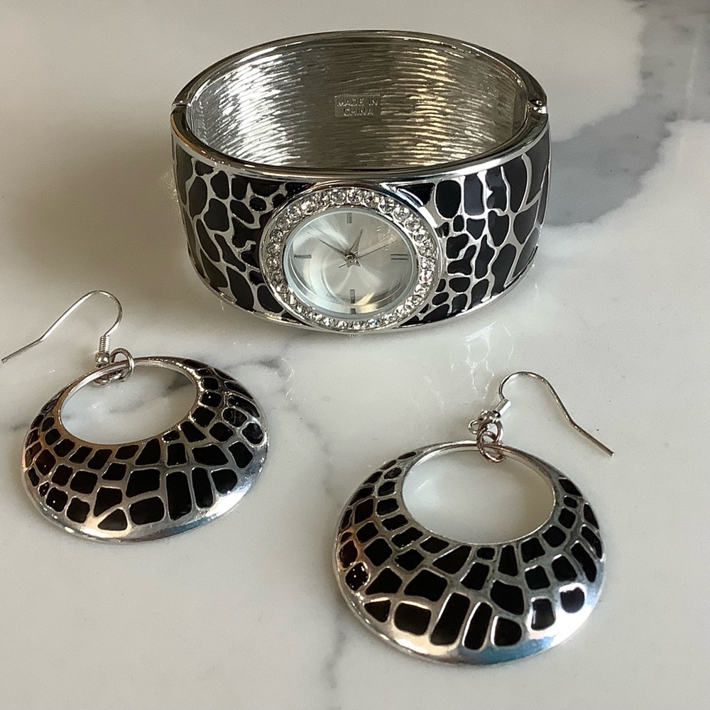 Women's Bracelet Cuff Watch With Matching Earrings. Excellent condition.
